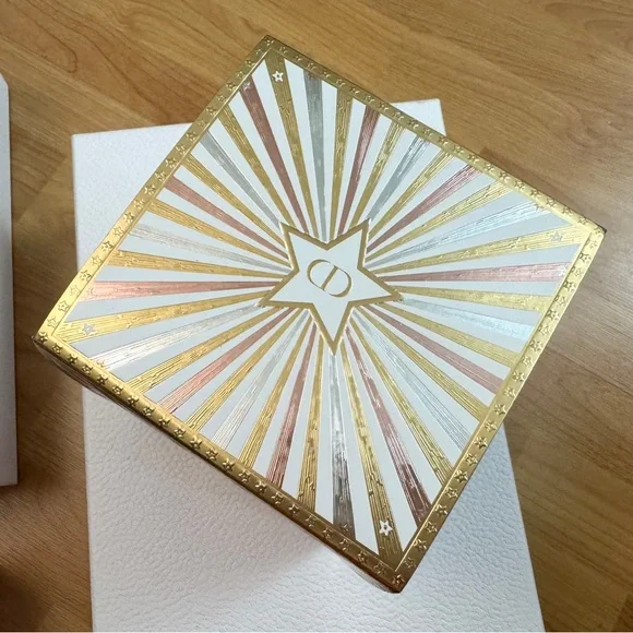 DIOR Holiday 2025 Snow Globe - Picture 6 of 7